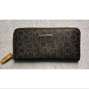 Calvin Klein Signature Zip Wallet